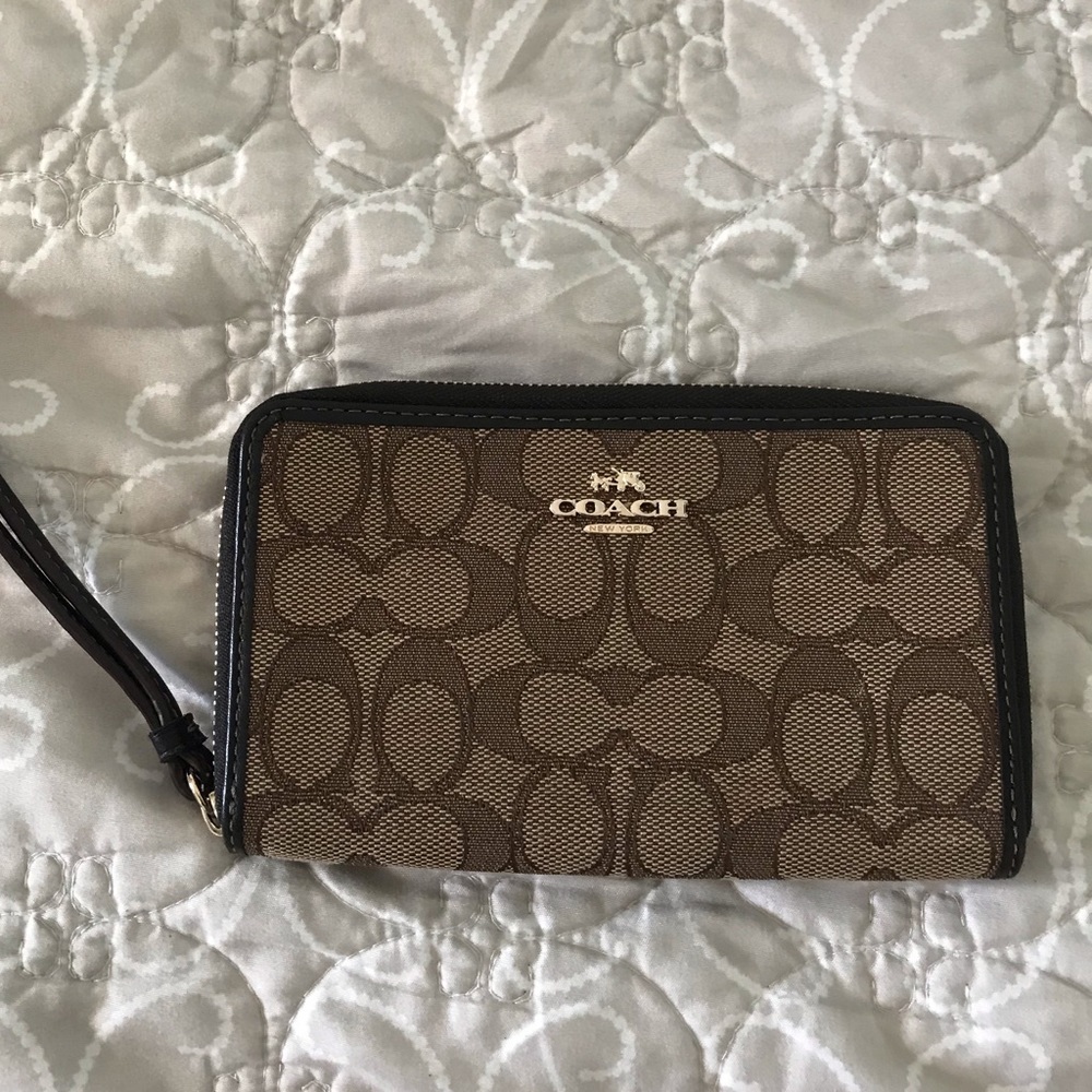 NEVER USED Coach wristlet